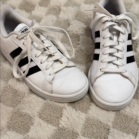 Adidas Classic White Shoes with Black Accents - Picture 1 of 3